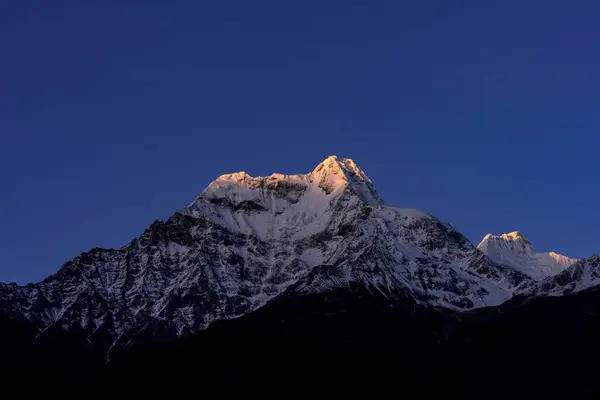 Sabahları dağların güzel manzarası