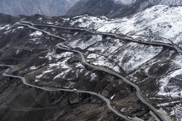 Bir dağ yolunun havadan görünüşü