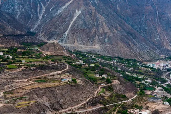 Dağdan beton adasının vadisine kadar manzara. Yunanca.