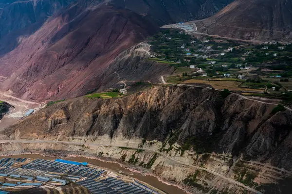 Dağlardaki dağ vadisi manzarası