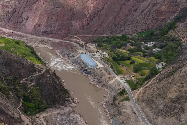 Dağlardaki nehir manzarası.