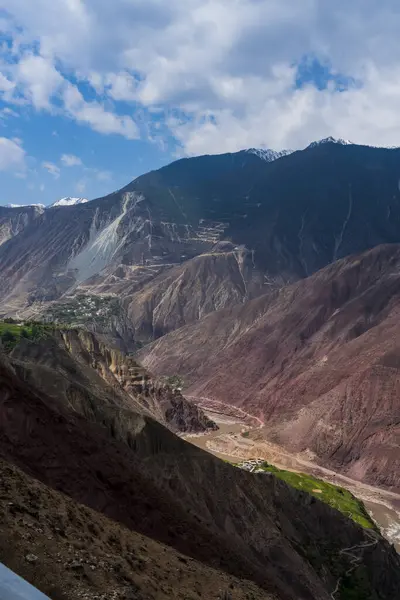 Dağlardaki güzel dağ manzarası