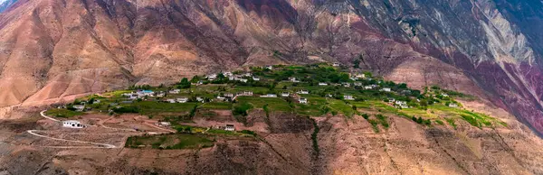 Dağların havadan görünüşü ve arka plandaki nehir.