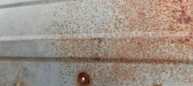 Zamanın derinliklerinde, eski bir demir yüzey yolculuğunun işaretlerini taşır. Paslanma ve aşınma iç içe geçerek eskimiş güzelliğin dokulu bir duvar halısı oluşturur. Bu vintage fon, endüstriyel dayanıklılık ve paslı doku arka planının hikayesini anlatıyor.