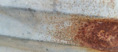 Zamanın derinliklerinde, eski bir demir yüzey yolculuğunun işaretlerini taşır. Paslanma ve aşınma iç içe geçerek eskimiş güzelliğin dokulu bir duvar halısı oluşturur. Bu vintage fon, endüstriyel dayanıklılık ve paslı doku arka planının hikayesini anlatıyor.