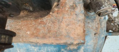 Zamanın derinliklerinde, eski bir demir yüzey yolculuğunun işaretlerini taşır. Paslanma ve aşınma iç içe geçerek eskimiş güzelliğin dokulu bir duvar halısı oluşturur. Bu vintage fon, endüstriyel dayanıklılık ve paslı doku arka planının hikayesini anlatıyor.