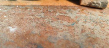 Zamanın derinliklerinde, eski bir demir yüzey yolculuğunun işaretlerini taşır. Paslanma ve aşınma iç içe geçerek eskimiş güzelliğin dokulu bir duvar halısı oluşturur. Bu vintage fon, endüstriyel dayanıklılık ve paslı doku arka planının hikayesini anlatıyor.