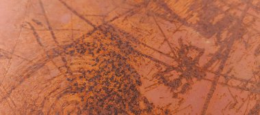 Zamanın derinliklerinde, eski bir demir yüzey yolculuğunun işaretlerini taşır. Paslanma ve aşınma iç içe geçerek eskimiş güzelliğin dokulu bir duvar halısı oluşturur. Bu vintage fon, endüstriyel dayanıklılık ve paslı doku arka planının hikayesini anlatıyor.