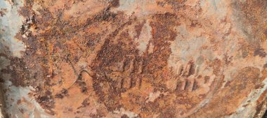 Zamanın derinliklerinde, eski bir demir yüzey yolculuğunun işaretlerini taşır. Paslanma ve aşınma iç içe geçerek eskimiş güzelliğin dokulu bir duvar halısı oluşturur. Bu vintage fon, endüstriyel dayanıklılık ve paslı doku arka planının hikayesini anlatıyor.