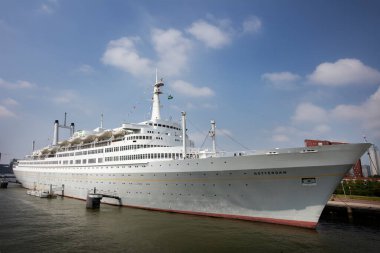 Rotterdam, Hollanda - 22 Mayıs 2023: Emekli yolcu gemisi ss Rotterdam Katendrecht Rotterdam 'da demirlemiş bir otel olarak kullanıldı
