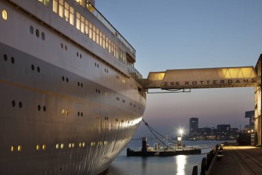 Rotterdam, Hollanda - 19 Eylül 2024: Akşam karanlığında SS Rotterdam 'ın kıç güvertesine giden köprü