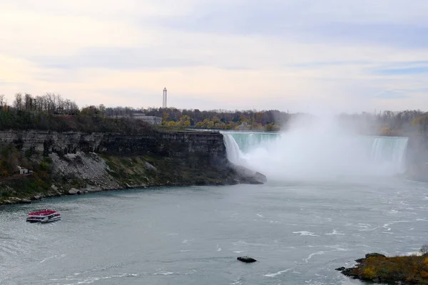 Navio Com Turistas Aproximando Niagara Falls Final Outono — Fotografia de Stock