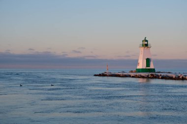 Gün batımından önce rıhtıma giden yolda deniz feneri.
