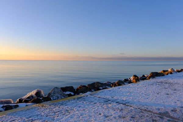 Зимовий Пірс Крижаними Каменями Тлі Озера Ввечері — стокове фото