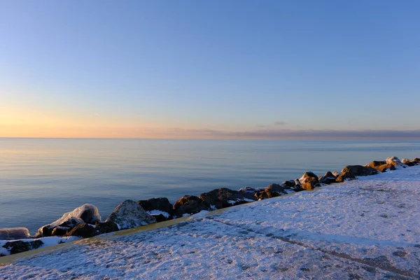 Molo Invernale Con Pietre Ghiacciate Sullo Sfondo Del Lago Sera — Foto Stock