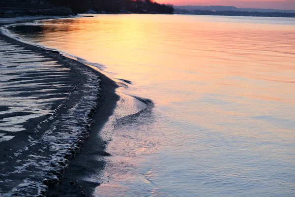 Západ Slunce Zimě Odráží Vodě Pláži — Stock fotografie