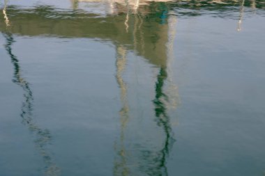 Yatın yayı suya yansıyor.