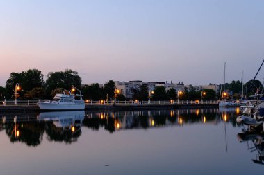 Tekneler ve gemiler sessiz bir yaz akşamında sette.