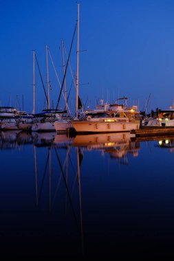 Akşam tekneleri gün batımından hemen sonra gölde