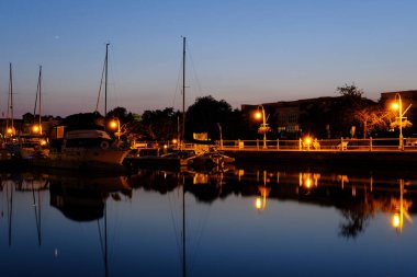 Günbatımından hemen sonra yürüyüş güvertesi.