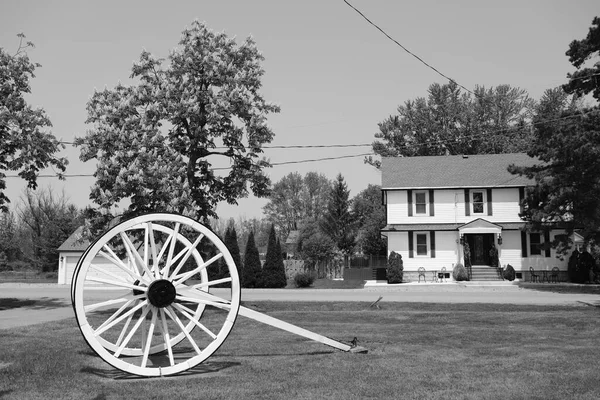 大砲台と古い家黒と白 — ストック写真
