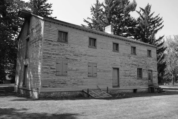 窓やドアを閉めた黒と白の古い木造建築物 — ストック写真