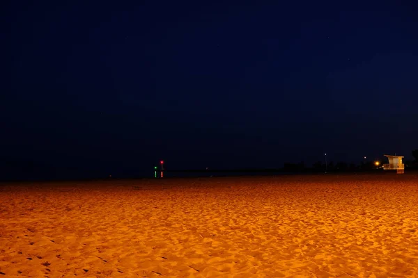 Μεγάλη Παραλία Μετά Ηλιοβασίλεμα Καθημερινή Καλοκαίρι Φάρο Στο Βάθος — Φωτογραφία Αρχείου