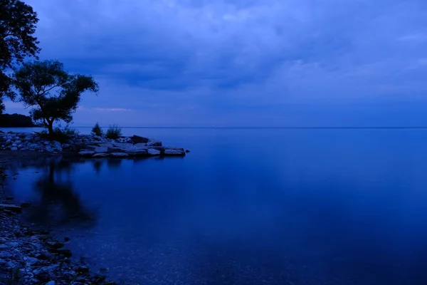 Zomer Blauw Lake Ontario Net Zonsondergang Met Boom Steen Kust — Stockfoto