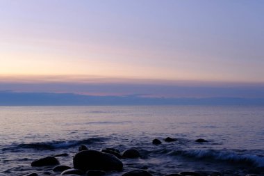 Gün batımında dalgaların arasında