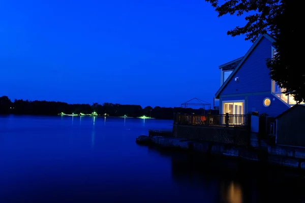 湖の夏のウォーターフロントの夜の家 2023 — ストック写真