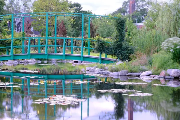 Zöld Híd Egy Felett Egy Gyönyörű Parkosított Kertben — Stock Fotó