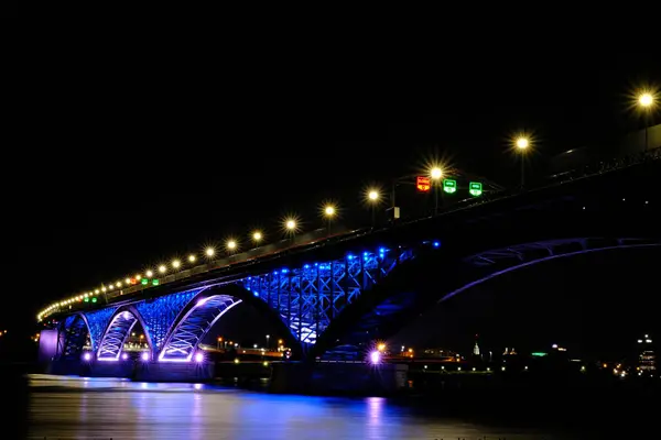 Große Brücke Über Den Fluss Mit Blauem Licht Der Nacht — Stockfoto