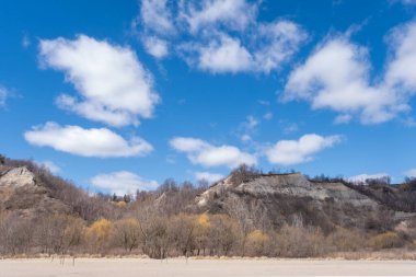 Tepeler ve kumlu plajlar