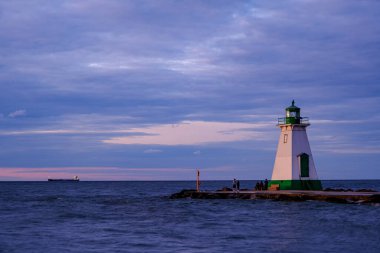 İnsanlar Dalhousie Limanı 'nda gölü ve gün batımını izliyor.