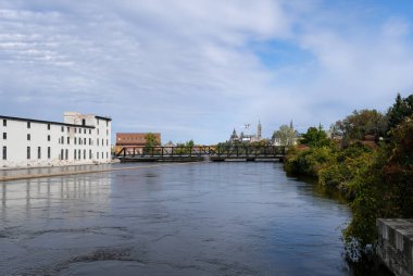 Parliament Hill 'deki Ottawa Nehri manzarası Savaş Müzesi yolunun gerisinden inşaat vinçleriyle