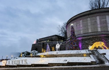 Niagara Şelalesi Parkı 'ndaki ışıklandırılmış yeni yıl süslemeleri, akşam ışığı, Ontario, Niagara Şelalesi' nde kış eğlencesi, 2024 - 2025