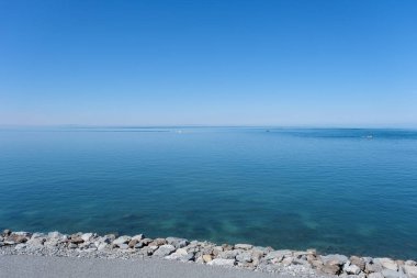 Göl boyunca yürüyorum. 