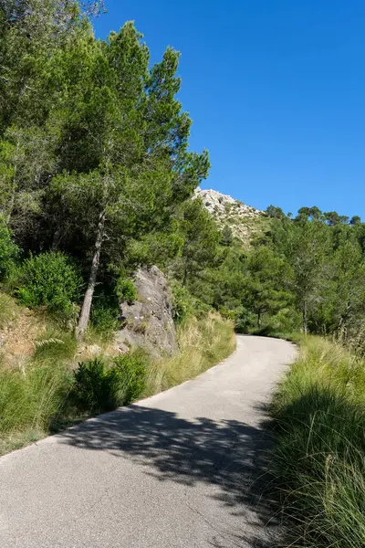 Mavi gökyüzü olan dağ manzarası, İspanya tatil takibi