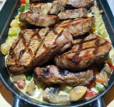 Pişmiş sebzeli biftek.