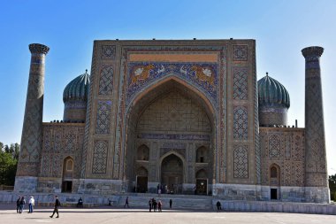 Registan Meydanı antik Semerkant şehrinin tam kalbinde bulunan gerçek bir mücevherdir..