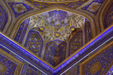 Registan Meydanı antik Semerkant şehrinin tam kalbinde bulunan gerçek bir mücevherdir.