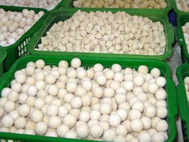 Qurt Qurut ya da Kurt olarak da bilinir. Yoğurdun cevize benzer parçalara ayrılıp güneşte 2-3 gün kurutulmasıyla elde edilen bir ürün.