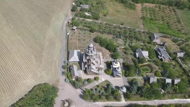 乌克兰 斯维亚托戈尔斯克修道院木制斜井的圆形视图 田野及绿地 — 图库视频影像