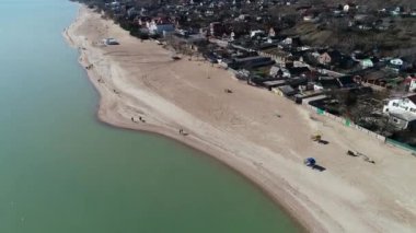 Savaştan önce Mariupol plajı.. Güneşli gün 13 Şubat 2022. Huzurlu insanlar yürür. Savaşa 11 gün kaldı. Gerbil Sahili