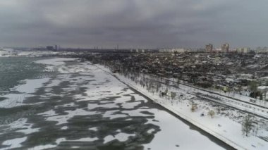 Mariupol. Şehrin Panorama 'sı. Azovsteel, Deniz. Fabrikalar çalışır ve sigara içer. Şubat 06, 2022. Savaştan önce. Huzurlu şehir. Bu evler ve bitkiler çoktan yok edildi. Azovstal.