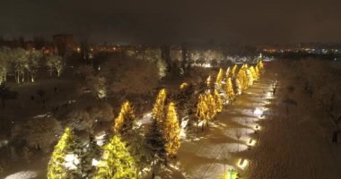 Mariupol. Yeni yıl 2022. Savaştan 2 ay önce. Şehrin güzel dekorasyonları. Geceleri kar altında huzurlu bir şehir. Parlak ışıklar.