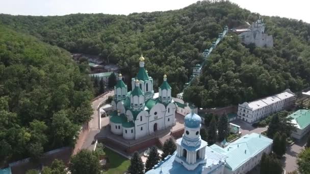 Ukraina Okrągły Widok Klasztor Swiatogorsk Środkowej Świątyni Wysokim Brzegu Rzeki — Wideo stockowe