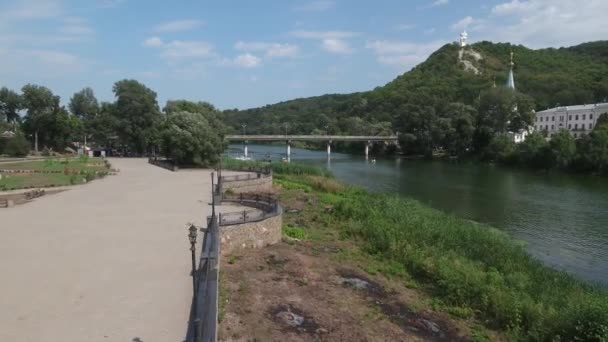 Svyatogorsk乌克兰 从一架无人驾驶飞机飞越塞韦尔斯基多涅茨河与大桥之间的景色 2022年被毁 — 图库视频影像