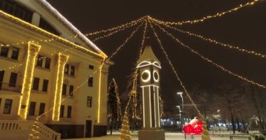 Mariupol. Yeni yıl 2022. Savaştan 2 ay önce. Tiyatro, şehrin güzel dekorasyonları. Geceleri kar altında huzurlu bir şehir. Parlak ışıklar.
