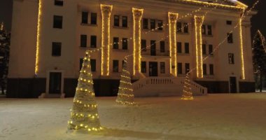 Mariupol. Yeni yıl 2022. Savaştan 2 ay önce. Tiyatro, şehrin güzel dekorasyonları. Geceleri kar altında huzurlu bir şehir. Parlak ışıklar.